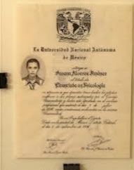 Título de licenciada en psicología por la UNAM, recortado de la foto de la pared.